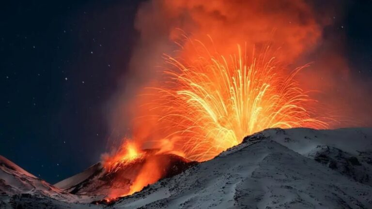 Vulcanul Etna a erupt din nou, după aproape 30 de ani. Fântânile de lavă au atins înălțimi de până la 400 de metri
